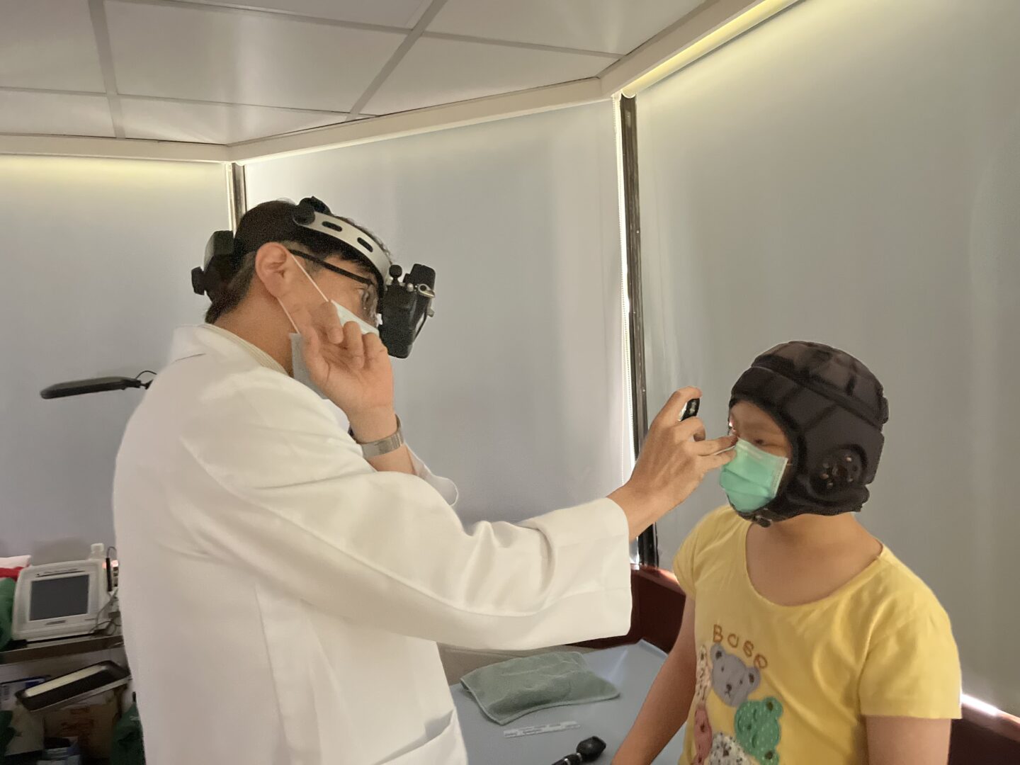 頭戴式間接眼底鏡+特殊放大鏡檢查~眼後玻璃體、視神經血管和周邊視網膜等部位