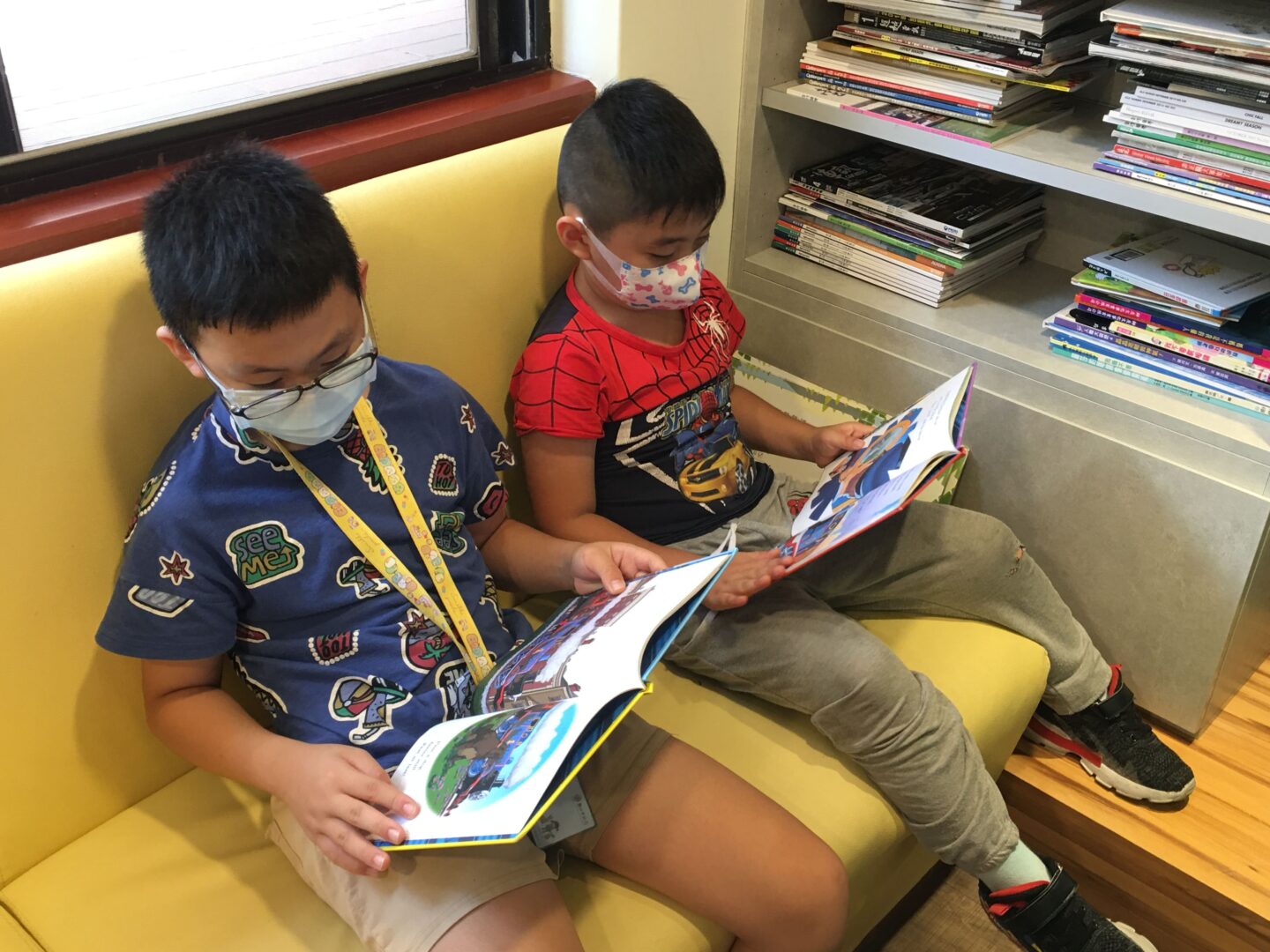 診所的圖書角落有不少繪本，孩子們靜靜閱讀