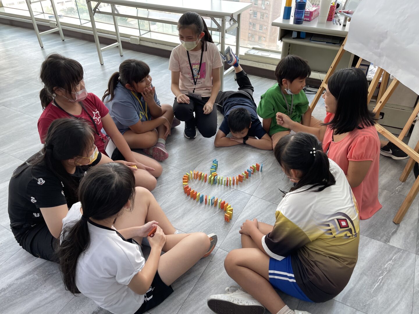 每天的課程最後都會由中華牧羊人青少年關懷協會的講師群接手，協助孩子們將每堂課所聽所看所作的內容加以歸類統整並分享。